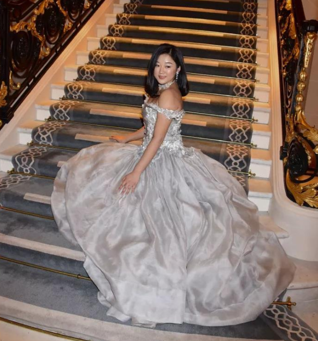 何超欣考上清华研究生，王文也晒恋爱高甜，映射出名媛们的小时代