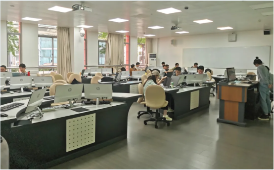 四川神仙高校：超20个食堂，宿舍三室一厅，有专属地铁站！网友：五星级体验！