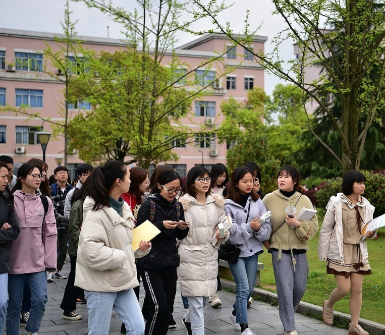 今年高考本科投档线出炉，2所985和1所211大学分数线是521和418分