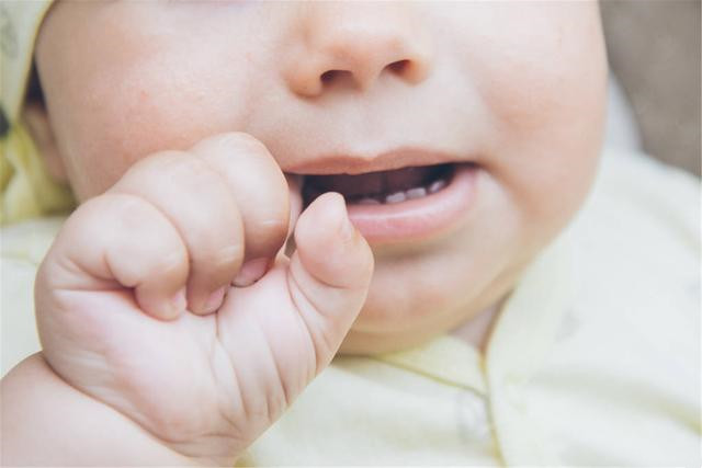 婴儿几个月长牙（孩子几个月长牙算正常）