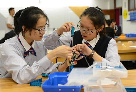 同样都是高中生，一个选住校、一个选走读，高考过后差距显著