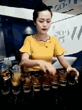 爆笑的GIF动态图片：兄弟，你这汽车开的有点飘啊！