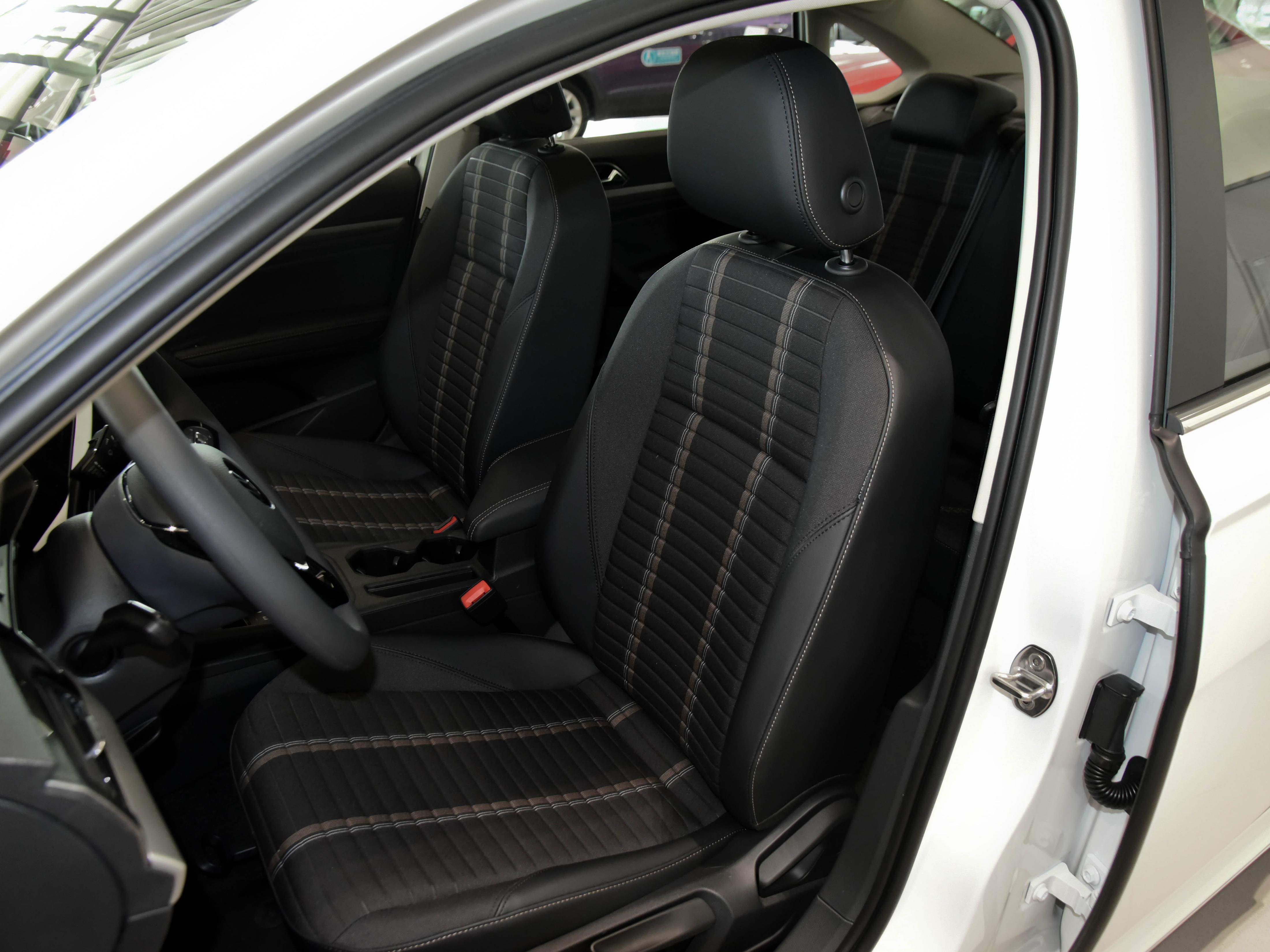 5.5L油耗大家轿，低价高配合资销量高，价格不错，带你看大众朗逸