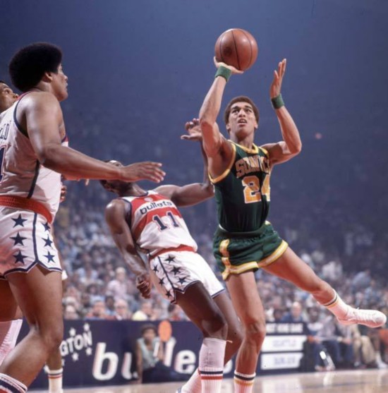 为什么70年代nba(没有秩序的年代——1970年代的NBA，没有一支球队可以蝉联。)