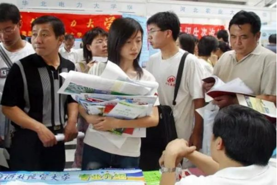 2021新高考选科数据曝光，这一组合很“吃香”，选错了可能会吃亏