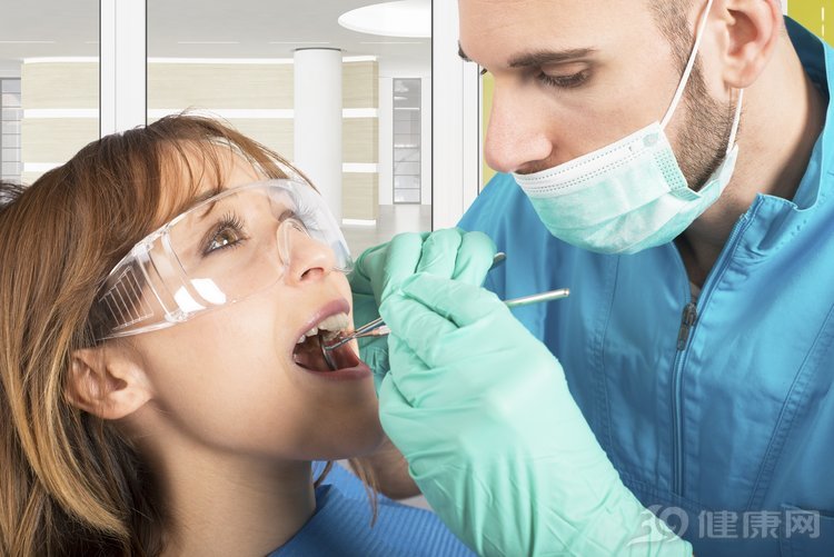 牙出血、牙松动、牙酸痛，都是洗牙“洗”出来的？医生一次性解答