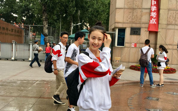 高考“最美”考生火了，长相清纯、笑容甜美，神似记者“王冰冰”