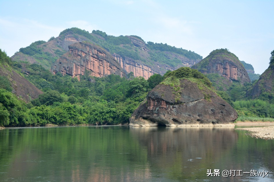 龙虎山为中国第八处世界自然遗产，世界地质公园典型的丹霞地貌