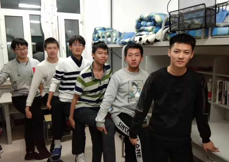 辅导员隔空查寝，要求学生摆成“特定姿势”，家长看后笑出眼泪