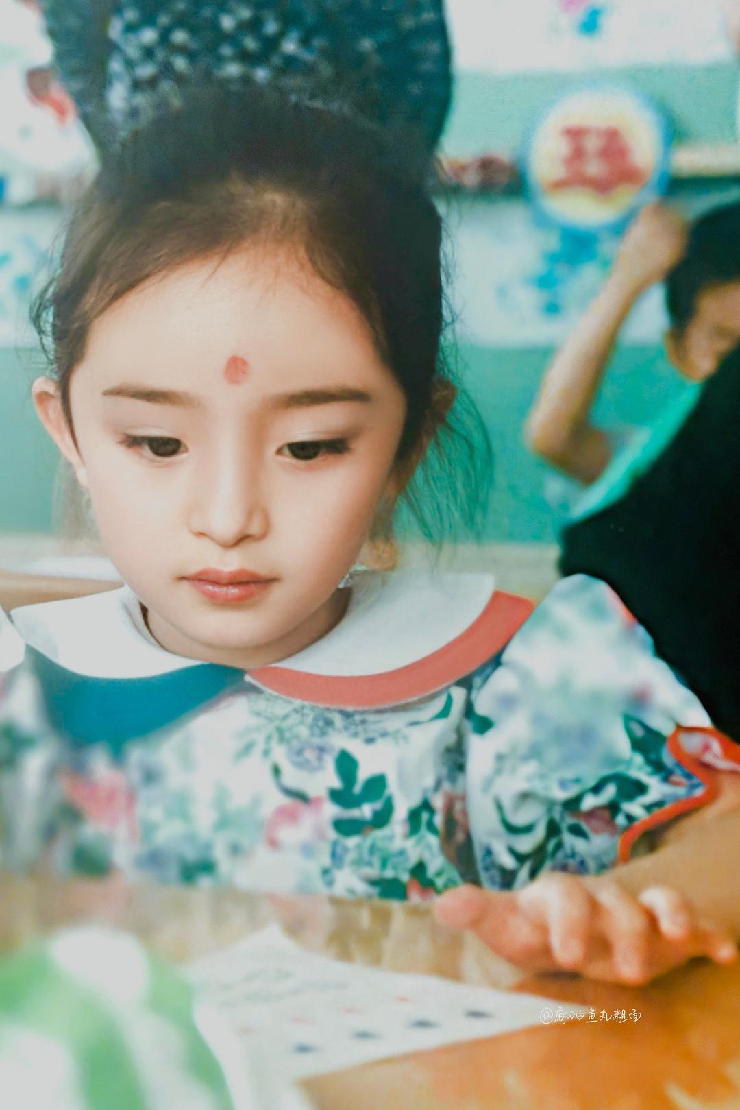 首先来看大幂幂小时候的萌照吧,总觉得她小时候的长相有点混血的感觉