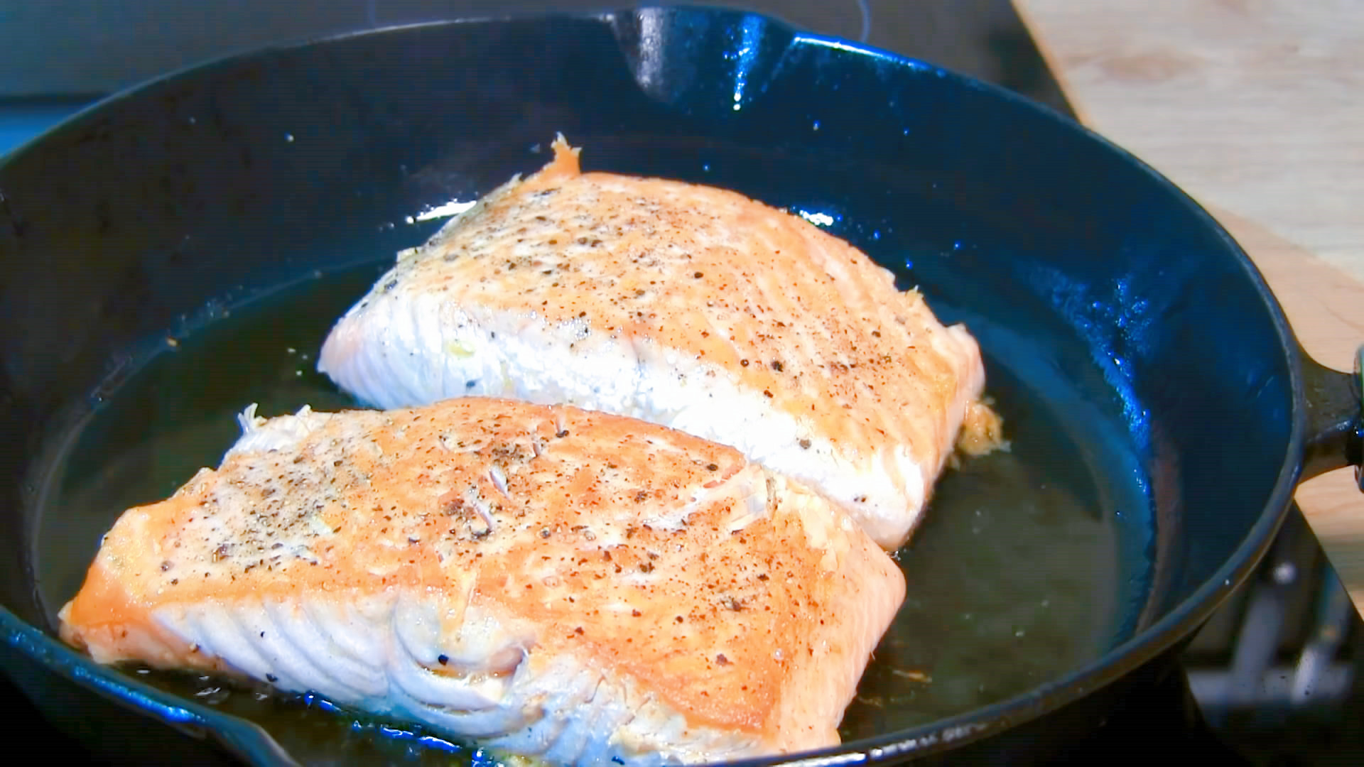 三文鱼别再生吃了，教你正宗香煎三文鱼做法，做好鱼肉细嫩不油腻