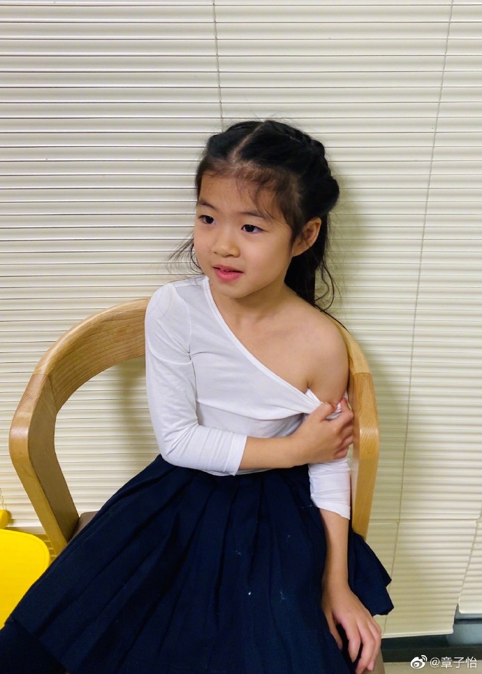 章子怡带女儿去打疫苗，醒醒肉嘟嘟太可爱，打针没哭还微笑太勇敢