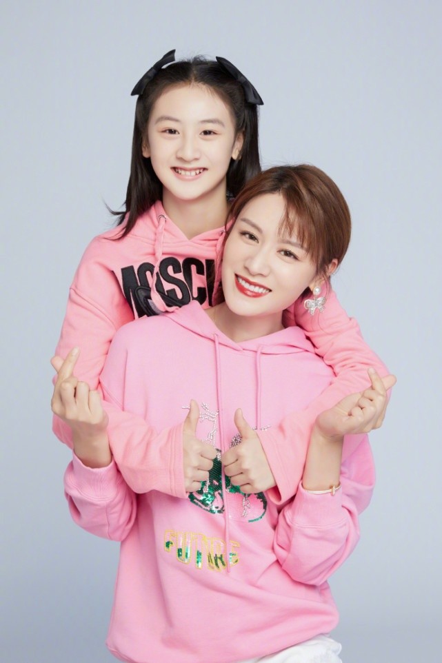 幸福！田亮重现8年前与女儿温情瞬间，单手抱13岁森碟直呼费劲