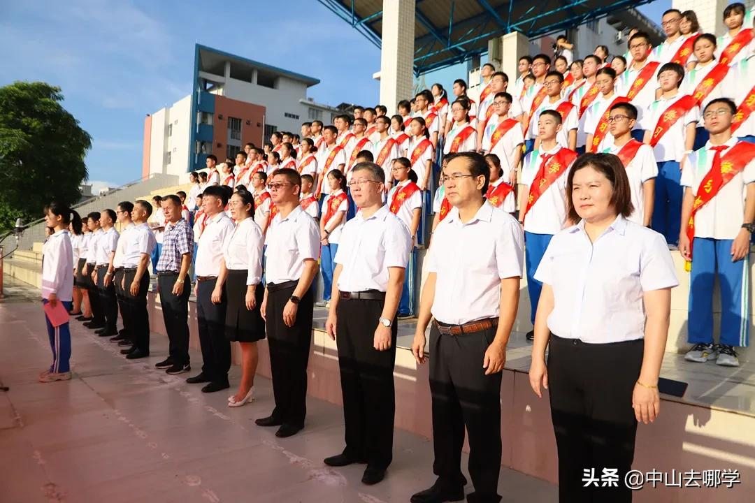 开学啦！现场多图预警：妈趴窗，爹爬墙，脸贴地！场面过于欢乐