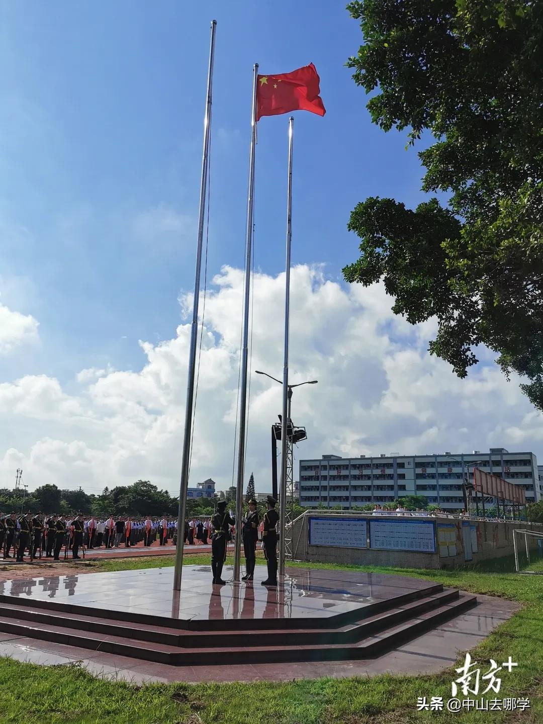 开学啦！现场多图预警：妈趴窗，爹爬墙，脸贴地！场面过于欢乐