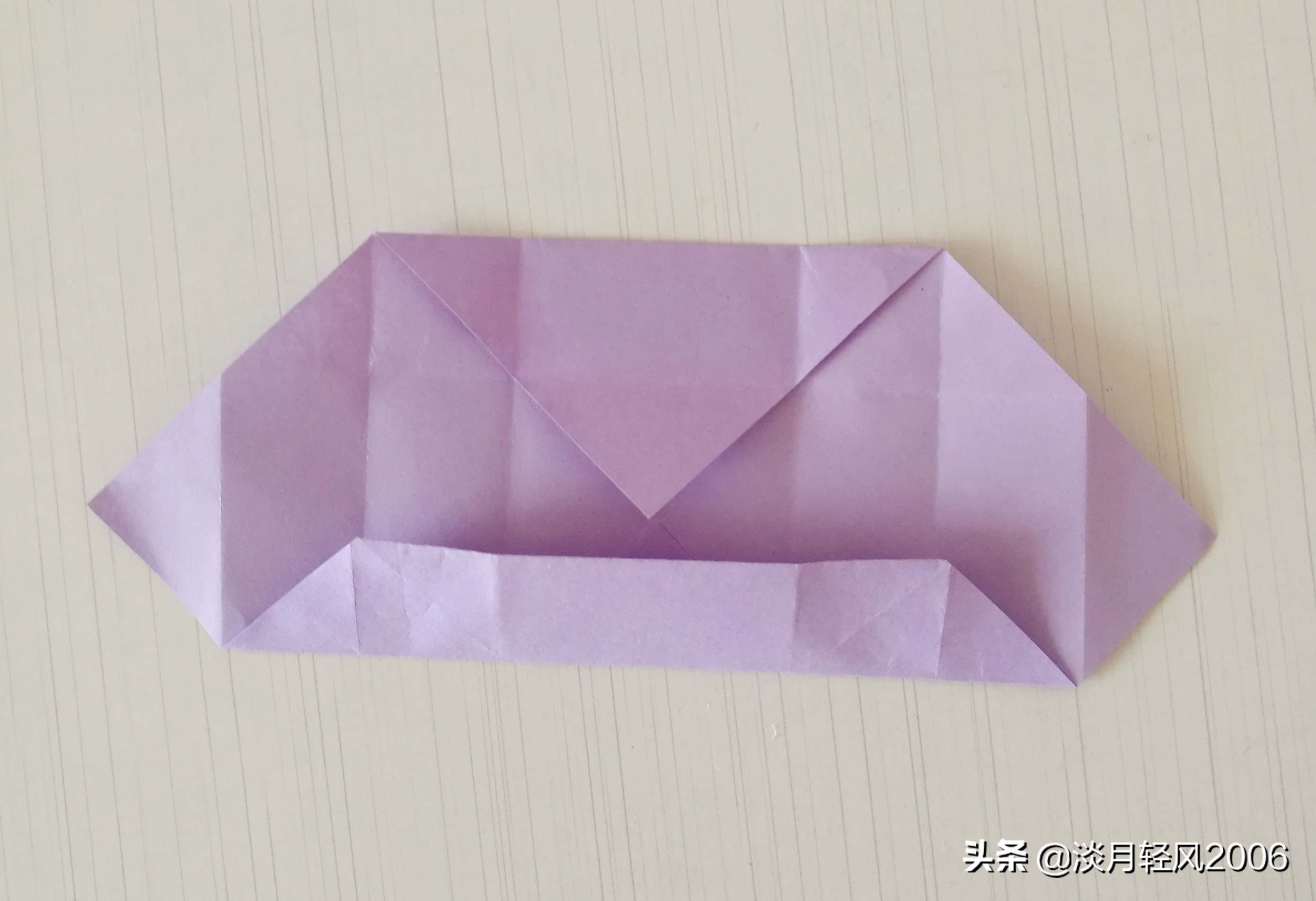 用一张纸折几下两分钟做一个小盒子，很实用的小手工，有制作过程