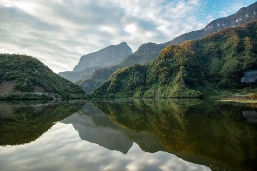 不收门票的世界级风景！赏万亩夏花、观云海日出…成都2天耍来回