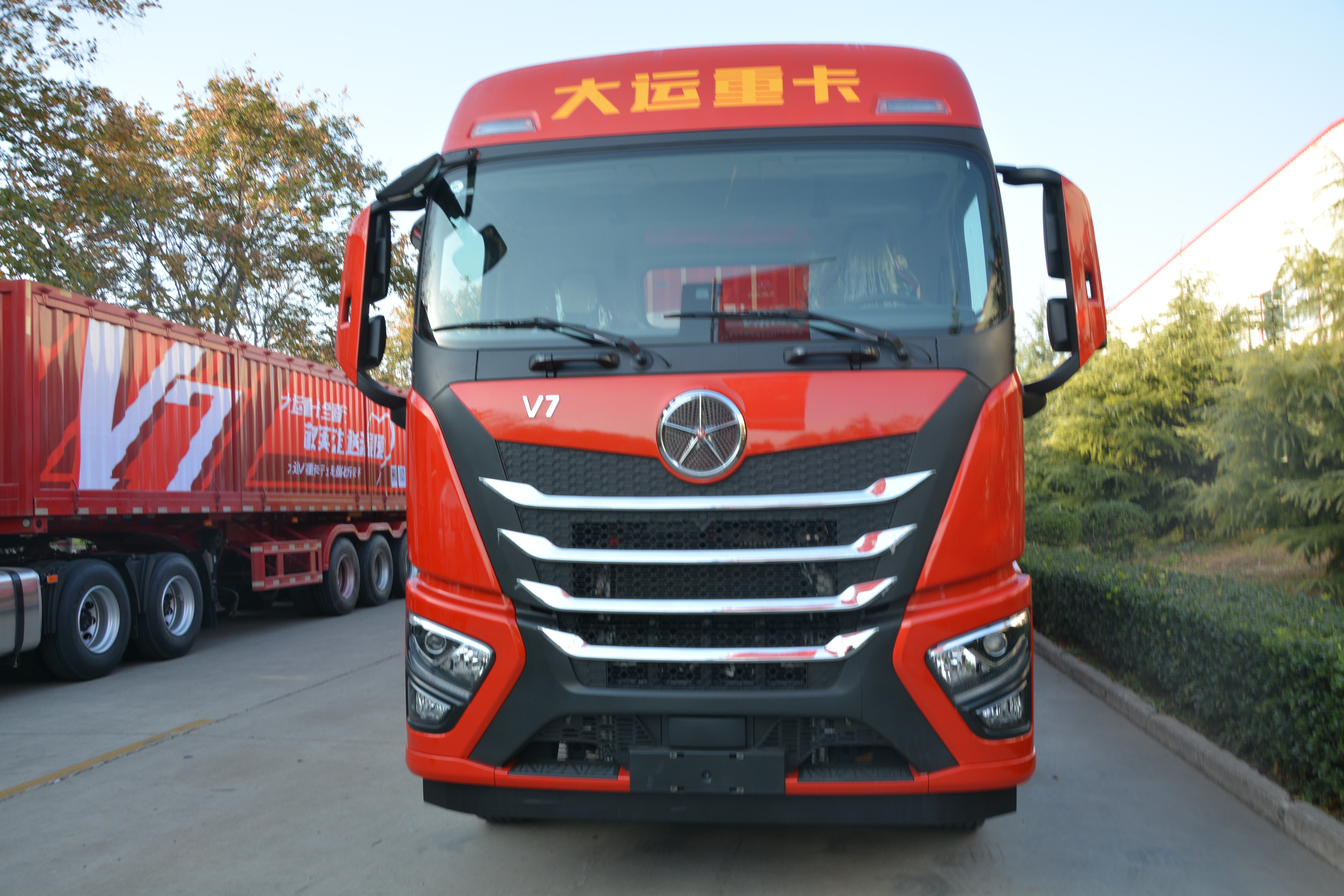 轻量化标杆 平均百公里油耗比竞品低3% 大运重卡v7牵引车强势来袭  