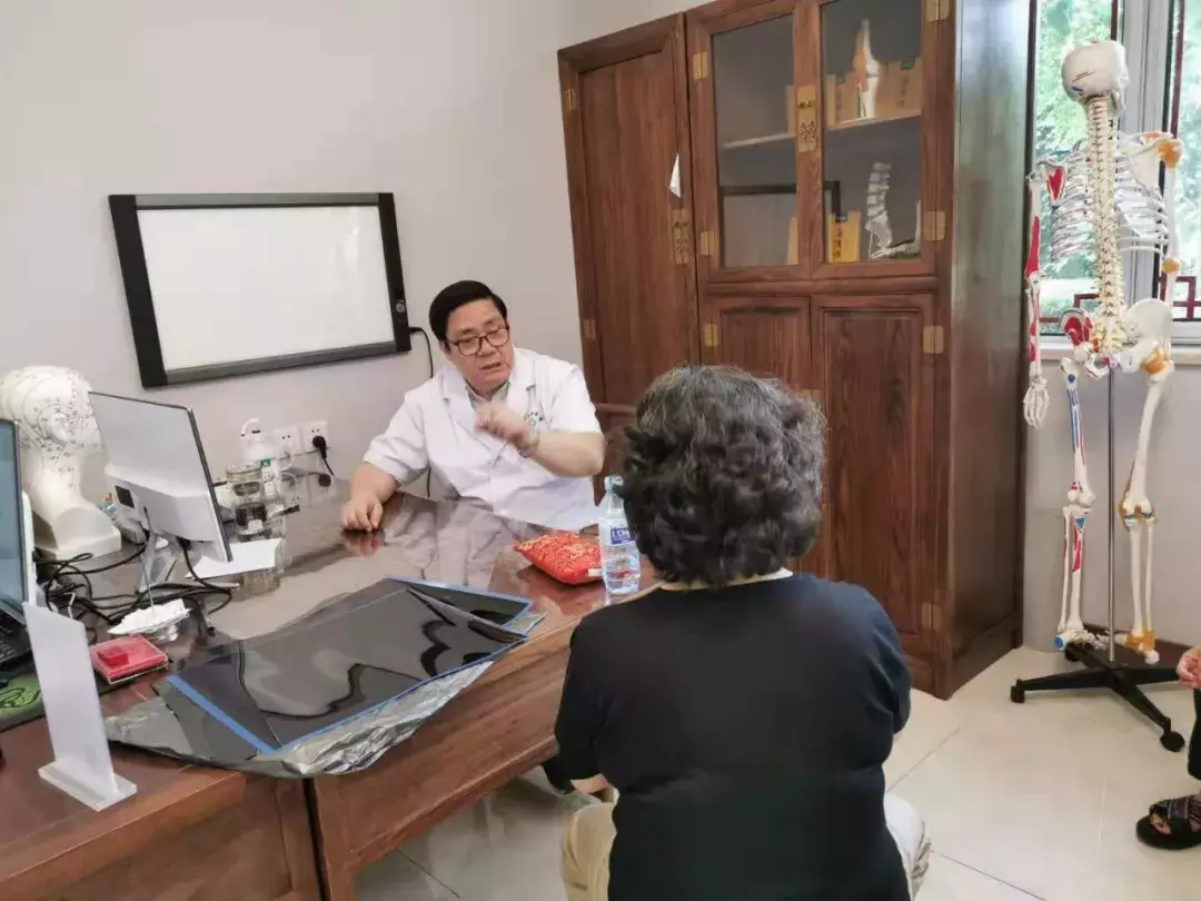 这位患者拇外翻拖了20年,畸形疼痛越来越重,10分钟手术就矫正