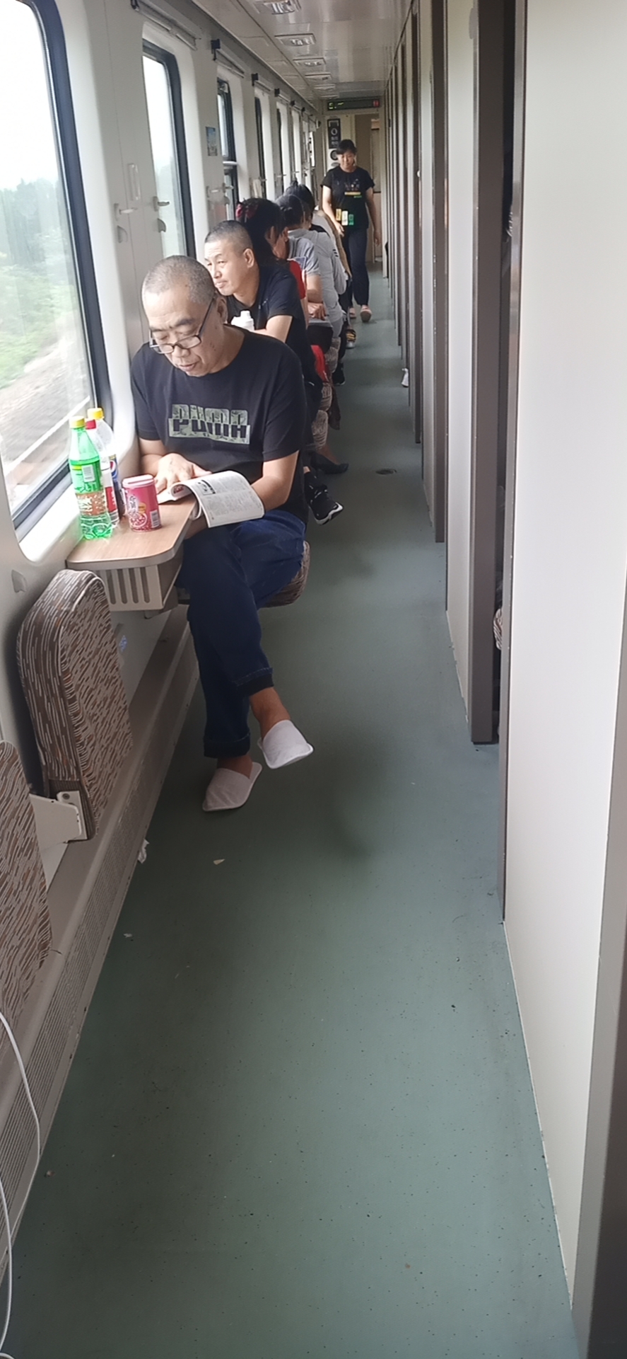 河南洪灾中，4趟列车旅客被困三天三夜：手机充电排长队，盒饭从15涨到25，脱困到家后第一件事是洗澡