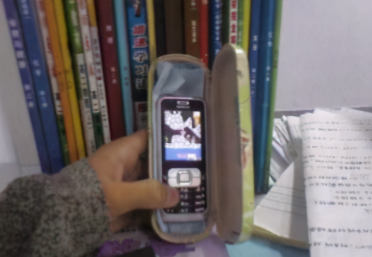 班主任上课突击检查，学生上演“花式”藏手机，学霸才是隐藏高手