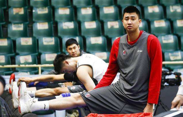 为什么中国cba球员没有肌肉(中国球员进NBA后变化大，姚明阿联肌肉暴涨，为何CBA球员练不出？)