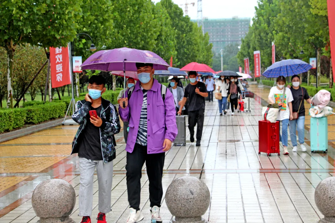 迎新｜山东工程职大一见倾“新”，满心欢喜，“雨”见最美的你