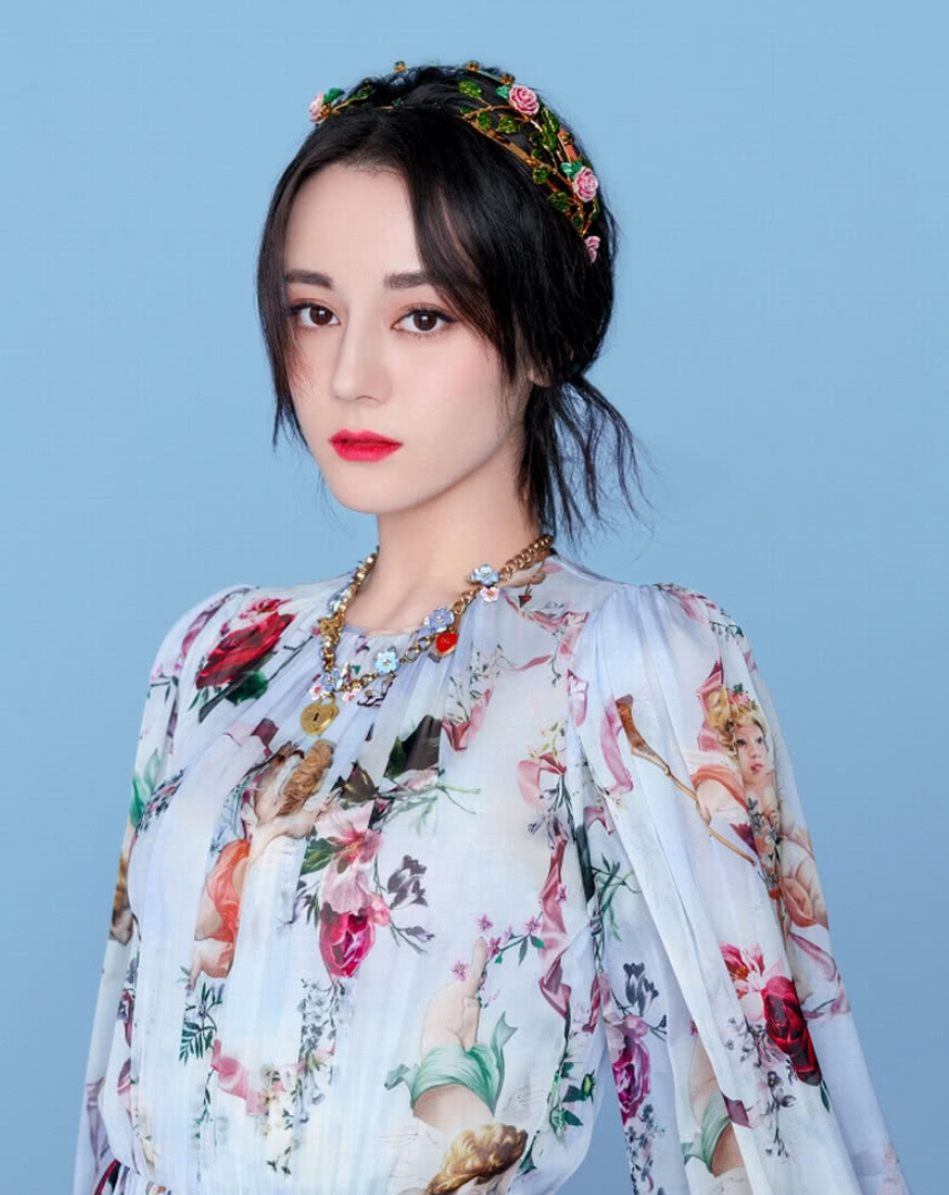 肖战迪丽热巴大学素颜毕业照被扒，前者变化太大，后者几乎一样