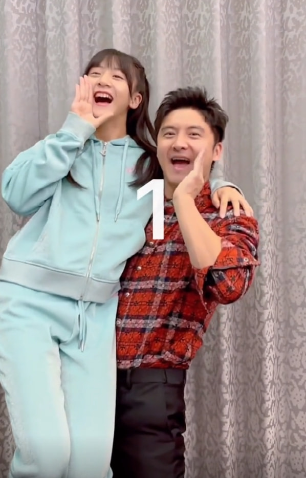 幸福！田亮重现8年前与女儿温情瞬间，单手抱13岁森碟直呼费劲