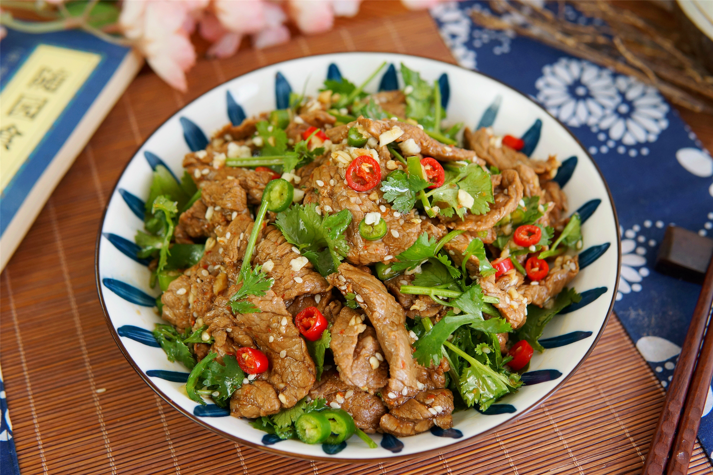 夏天牛肉的“简约”吃法，开水烫一烫，几分钟端上桌，好吃到家了