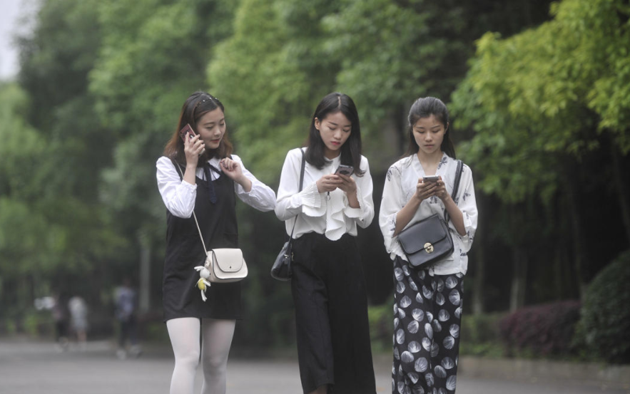 悲剧！湖北一医学系女生跳楼身亡，家属追究原因，校方竟这样解释