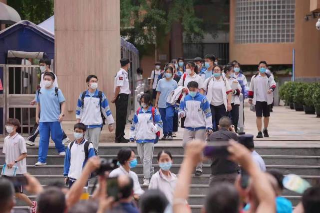 北京高考语文试题数量总字数双减，阅读写作处处体现时代特点