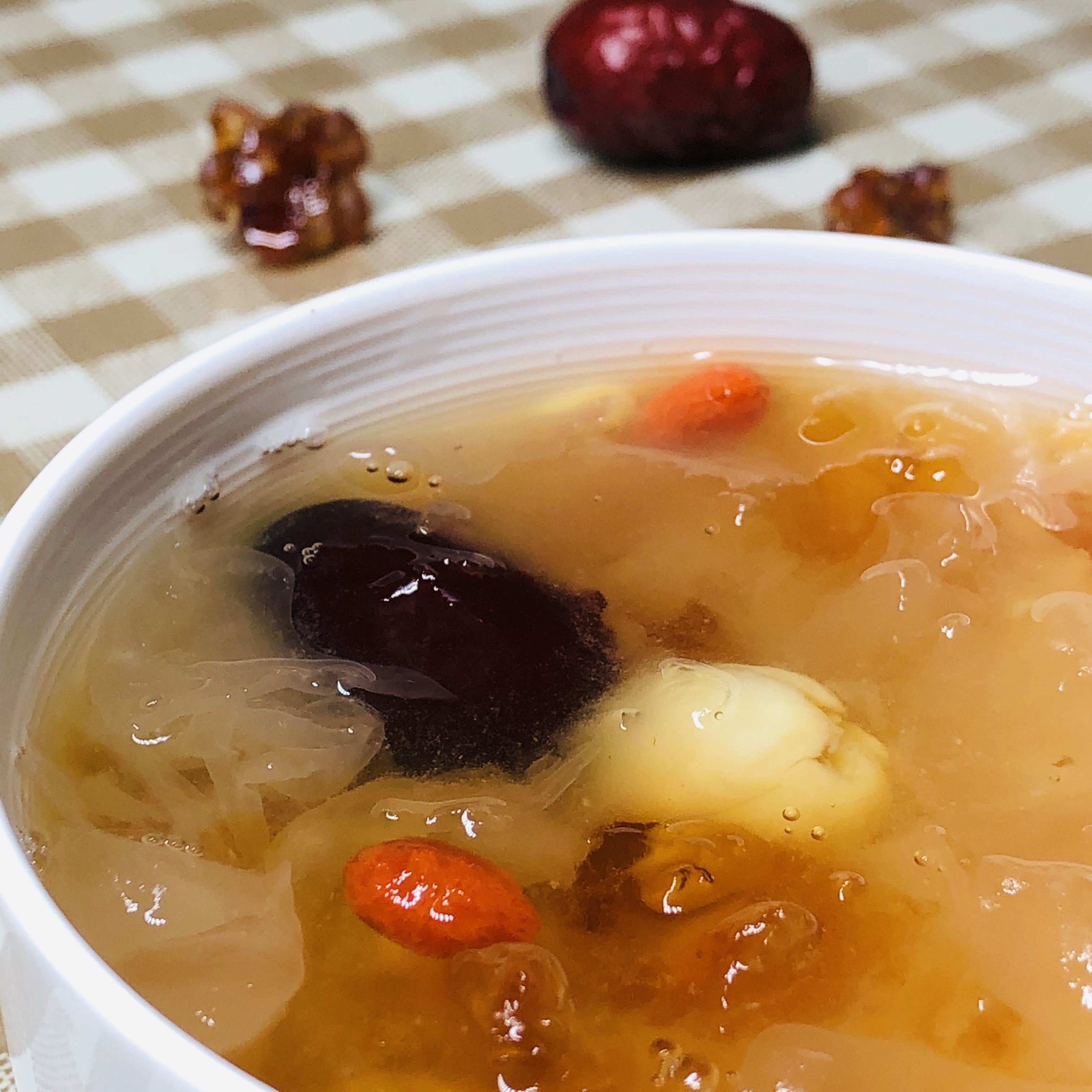 桃胶莲子银耳羹,我的美容佳品,每天一碗,养出美丽好容颜