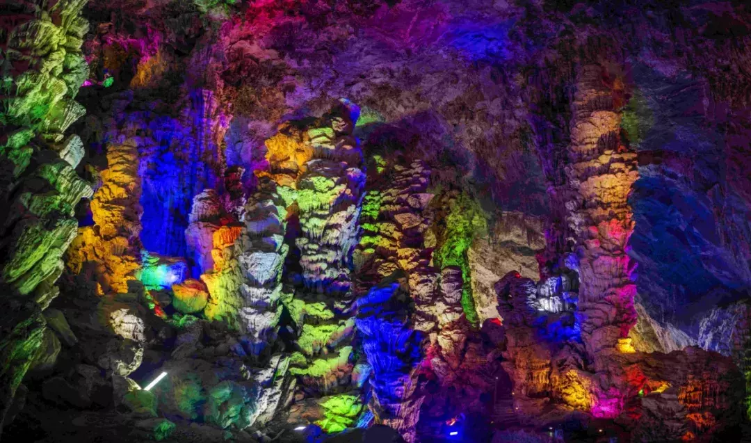 石钟乳和钟乳石的区别(时间的奇观景象钟乳石)