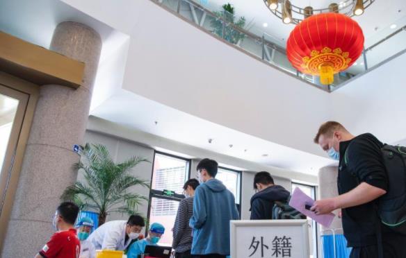 清华自降门槛招外籍生，国内学子表示不满，对此教育部做出了回应