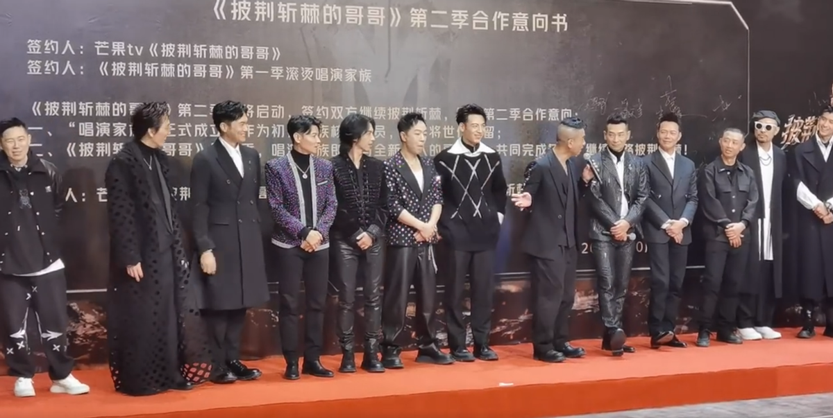 陈小春现身张庭25亿大楼！两个保镖贴身跟随，直播跳舞一脸羞涩
