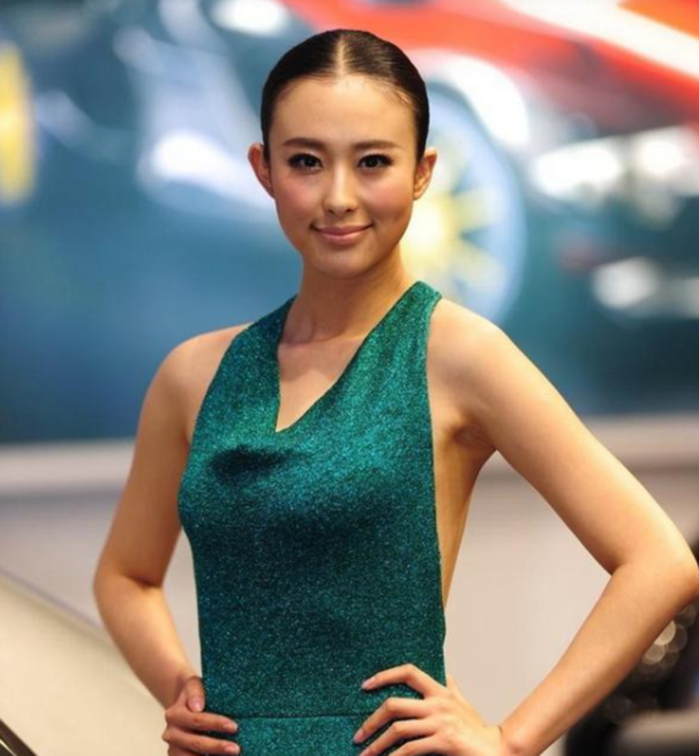 “第一车模”翟凌坠落史，被男友爆出不雅视频后，车模事业尽毁