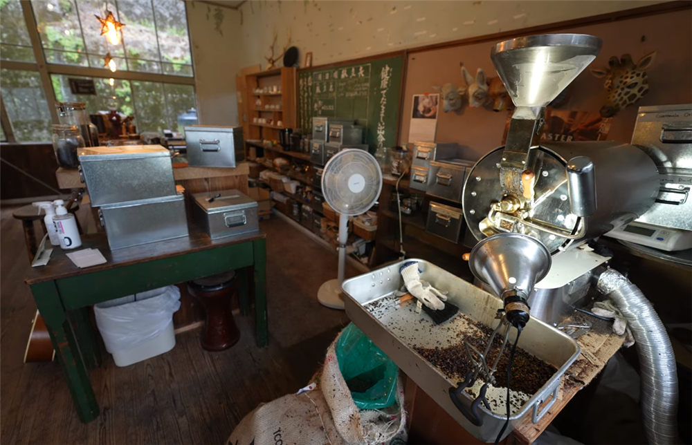 80后的他买下废弃学校，独居的日子一过就是7年，虽孤独却很自由