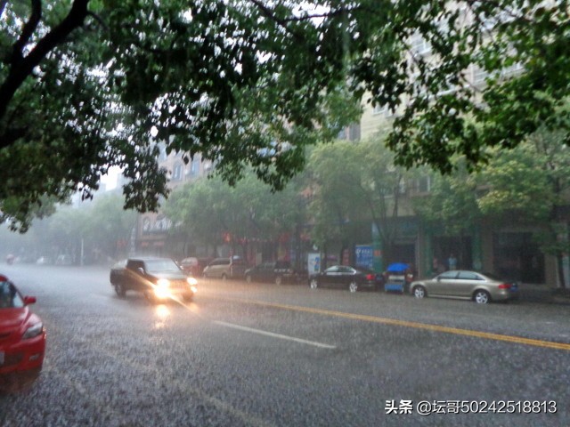 秋夜雷雨，声声入耳，风雨交加，静静地听：雨声阵阵，雷声滚滚