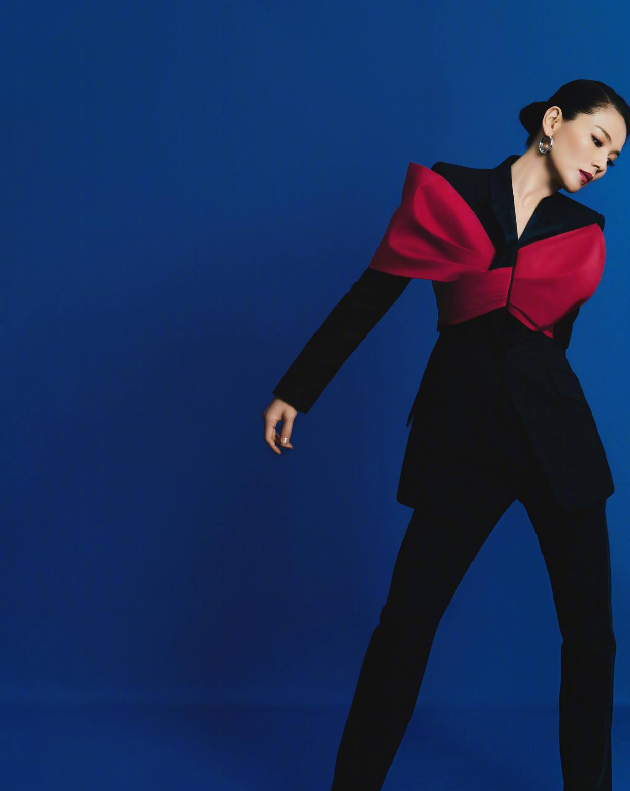 刘涛当主播后气场真大,穿扎染牛仔连衣裙配卷发,满身阔太自信感