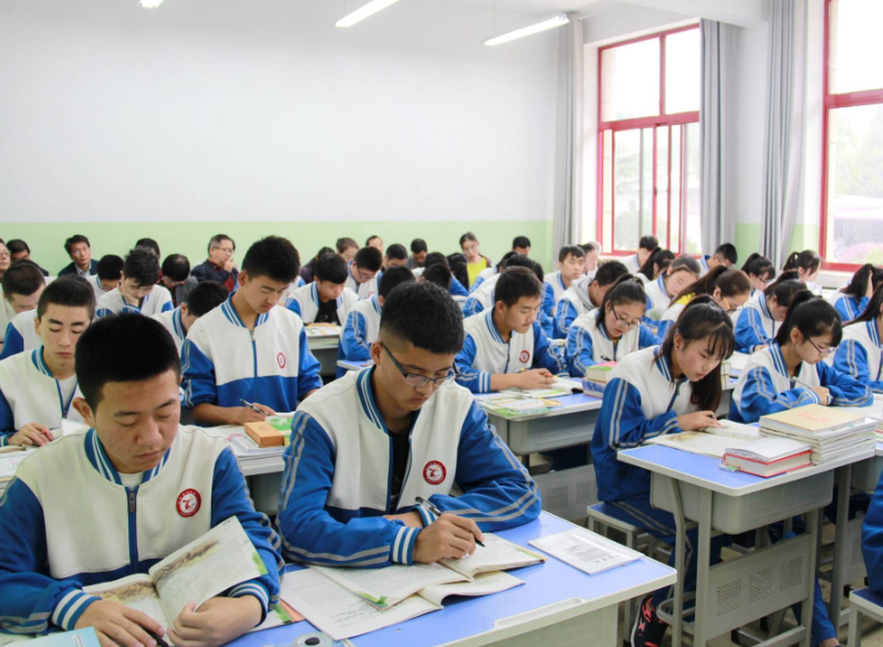 公立学校和私立学校差距在哪？家长会的内容都不同，区别太明显