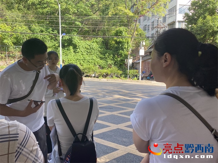 又是一年中考季，今日黔西南4万余考生奔赴考场 众多家长场外等候