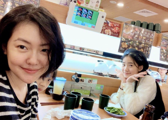 小s二女儿晒珍贵旧照庆生，14岁Lily亭亭玉立颜值高，大s上线点赞