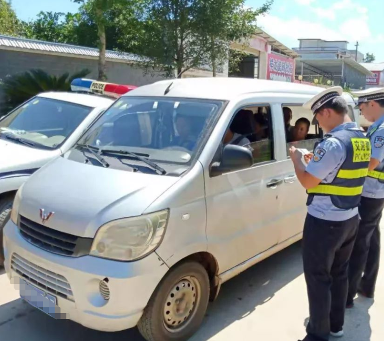 面包车拉两箱水果罚200，车主：拉人拉货都不行，还能装啥？