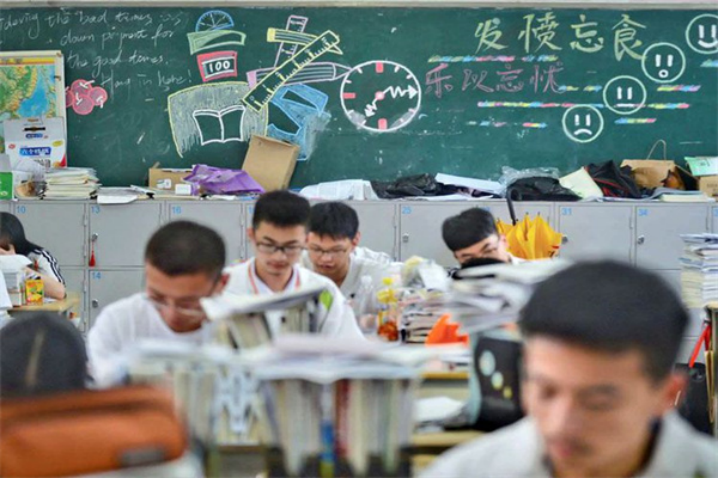 高考生填报志愿后，如何知晓自己是否被大学录取？这些细节要注意