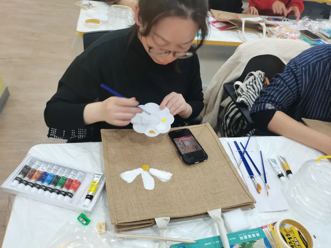 人人都是DIY小神手!“改造麻布包”成企业团训热点体验课