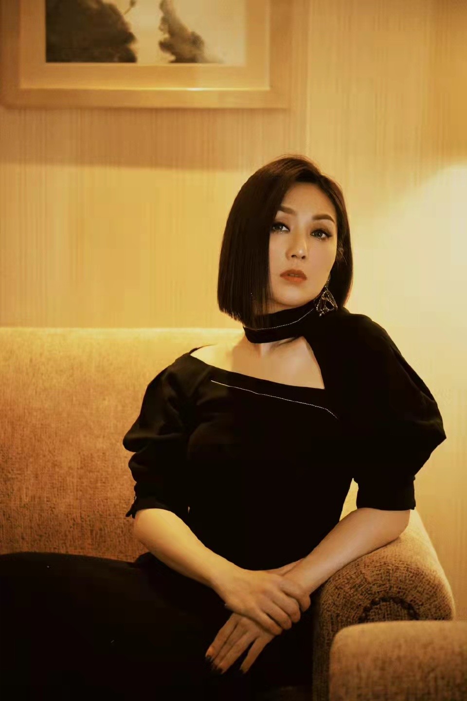 年近50的"春娇"还那么娇,杨千嬅黑裙华丽大片,看着风情满满