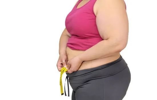 肥胖纹大多由肥胖产生,多出现于臀部,大腿和后腰等部位,肥胖时脂肪