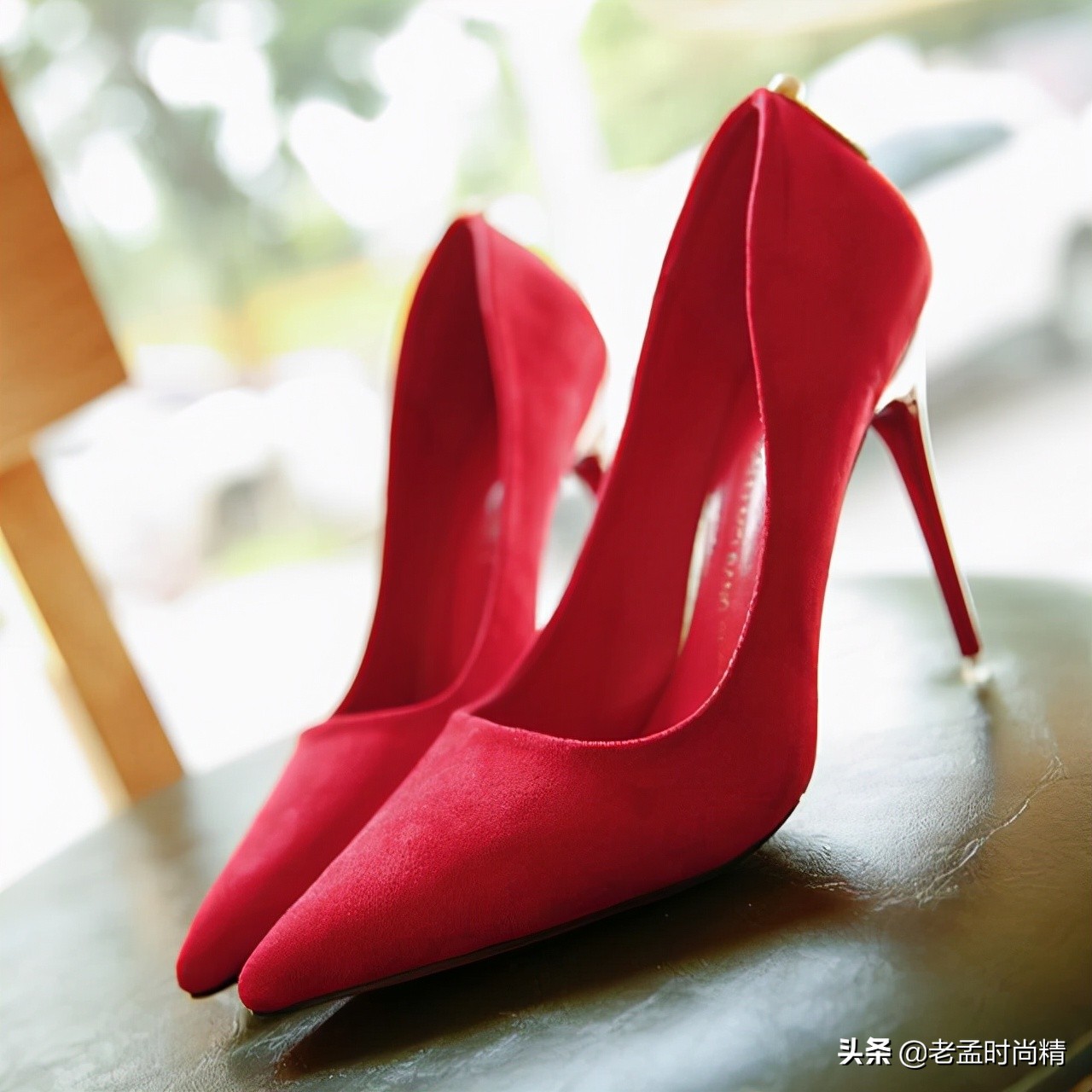 你知道吗？秋季开始流行婚鞋的高跟鞋，鲜艳的红色很显眼非常吸睛