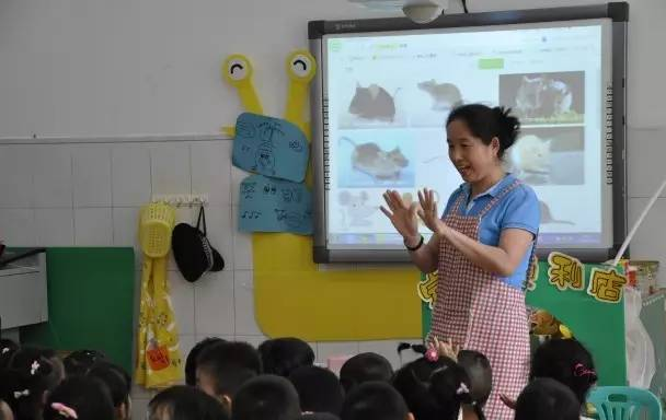 母亲去孩子幼儿园当保育员，以为能兼顾工作和家庭，没多久后悔了